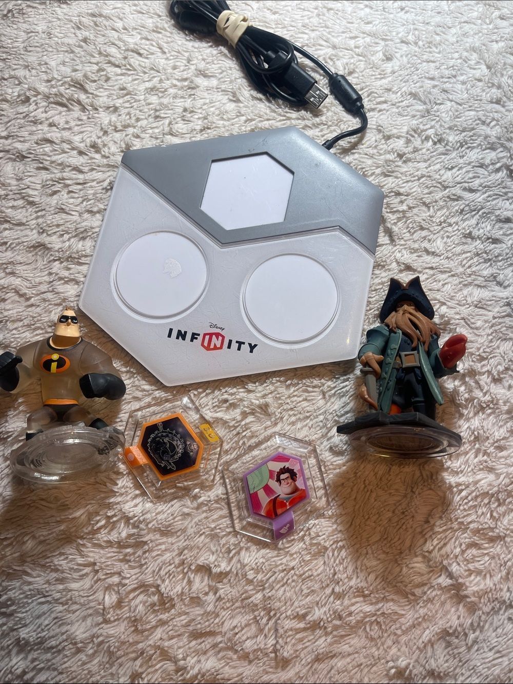 Disney Infinity Starter Base with Mr. Incredible & Pirate Figure